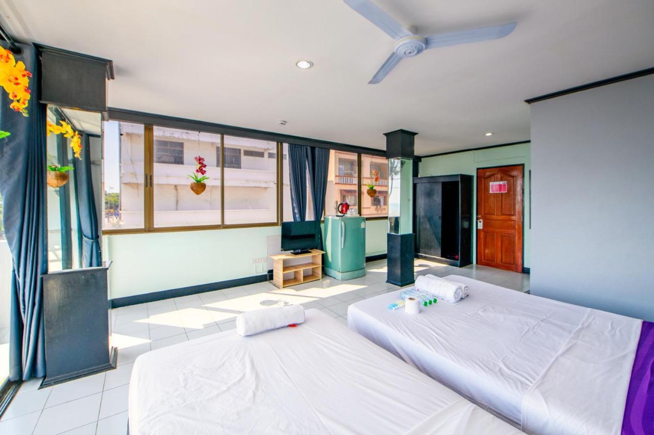 Happy Jomtien - Beachfront Exterior foto